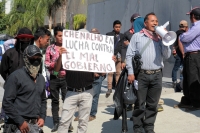 Martes 9 de enero del 2018. Tuxtla Gutiérrez, Habitantes de San Pero Chenalho protestan en las entradas del edificio de la administración estatal provocando algunos destrozos y la presencia policiaca en el primer cuadro de la ciudad.