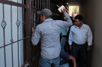Martes 9 de enero del 2018. Tuxtla Gutiérrez, Habitantes de San Pero Chenalho protestan en las entradas del edificio de la administración estatal provocando algunos destrozos y la presencia policiaca en el primer cuadro de la ciudad.