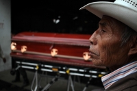 Miércoles 19 de agosto del 2020. Tuxtla Gutiérrez. El cadáver de la persona muerta el día de ayer durante los hechos violentos en la comunidad Santa Martha Chenalho es llevado durante la madrugada al edificio del gobierno de Chiapas