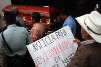 Miércoles 19 de agosto del 2020. Tuxtla Gutiérrez. El cadáver de la persona muerta el día de ayer durante los hechos violentos en la comunidad Santa Martha Chenalho es llevado durante la madrugada al edificio del gobierno de Chiapas
