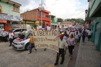 Jueves 17 de agosto del 2017. Chiapa de Corzo. Los familiares de los detenidos por los enfrentamientos durante la llegada de EPN a Chiapa de Corzo se manifiestan acompañados de organizaciones sociales y magisteriales esta tarde.