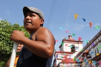 Lunes 7 de agosto del 2017. Chiapa de Corzo. Los manifestantes en contra de la llegada de Peña Nieto Intentan acercarse a las vallas de seguridad que mantiene instaladas elementos de ls corporaciones policiacas de Chiapas. Algunos vehículos donde se trasl