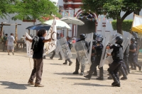 Lunes 7 de agosto del 2017. Chiapa de Corzo. Los manifestantes en contra de la llegada de Peña Nieto Intentan acercarse a las vallas de seguridad que mantiene instaladas elementos de ls corporaciones policiacas de Chiapas. Algunos vehículos donde se trasl