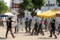 Lunes 7 de agosto del 2017. Chiapa de Corzo. Los manifestantes en contra de la llegada de Peña Nieto Intentan acercarse a las vallas de seguridad que mantiene instaladas elementos de ls corporaciones policiacas de Chiapas. Algunos vehículos donde se trasl