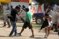 Lunes 7 de agosto del 2017. Chiapa de Corzo. Los manifestantes en contra de la llegada de Peña Nieto Intentan acercarse a las vallas de seguridad que mantiene instaladas elementos de ls corporaciones policiacas de Chiapas. Algunos vehículos donde se trasl