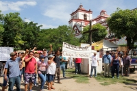 Lunes 7 de agosto del 2017. Chiapa de Corzo. Los manifestantes en contra de la llegada de Peña Nieto Intentan acercarse a las vallas de seguridad que mantiene instaladas elementos de ls corporaciones policiacas de Chiapas. Algunos vehículos donde se trasl