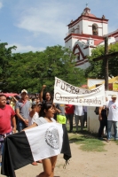 Lunes 7 de agosto del 2017. Chiapa de Corzo. Los manifestantes en contra de la llegada de Peña Nieto Intentan acercarse a las vallas de seguridad que mantiene instaladas elementos de ls corporaciones policiacas de Chiapas. Algunos vehículos donde se trasl