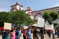 Lunes 7 de agosto del 2017. Chiapa de Corzo. Los manifestantes en contra de la llegada de Peña Nieto Intentan acercarse a las vallas de seguridad que mantiene instaladas elementos de ls corporaciones policiacas de Chiapas. Algunos vehículos donde se trasl