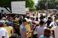 Lunes 7 de agosto del 2017. Chiapa de Corzo. Los manifestantes en contra de la llegada de Peña Nieto Intentan acercarse a las vallas de seguridad que mantiene instaladas elementos de ls corporaciones policiacas de Chiapas. Algunos vehículos donde se trasl