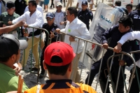 Lunes 7 de agosto del 2017. Chiapa de Corzo. Los manifestantes en contra de la llegada de Peña Nieto Intentan acercarse a las vallas de seguridad que mantiene instaladas elementos de ls corporaciones policiacas de Chiapas. Algunos vehículos donde se trasl