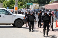 Lunes 7 de agosto del 2017. Chiapa de Corzo. Los manifestantes en contra de la llegada de Peña Nieto Intentan acercarse a las vallas de seguridad que mantiene instaladas elementos de ls corporaciones policiacas de Chiapas. Algunos vehículos donde se trasl