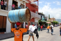 Lunes 7 de agosto del 2017. Chiapa de Corzo. Los manifestantes en contra de la llegada de Peña Nieto Intentan acercarse a las vallas de seguridad que mantiene instaladas elementos de ls corporaciones policiacas de Chiapas. Algunos vehículos donde se trasl