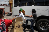 Lunes 7 de agosto del 2017. Chiapa de Corzo. Los manifestantes en contra de la llegada de Peña Nieto Intentan acercarse a las vallas de seguridad que mantiene instaladas elementos de ls corporaciones policiacas de Chiapas. Algunos vehículos donde se trasl