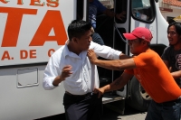 Lunes 7 de agosto del 2017. Chiapa de Corzo. Los manifestantes en contra de la llegada de Peña Nieto Intentan acercarse a las vallas de seguridad que mantiene instaladas elementos de ls corporaciones policiacas de Chiapas. Algunos vehículos donde se trasl