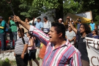 Lunes 7 de agosto del 2017. Chiapa de Corzo. Los manifestantes en contra de la llegada de Peña Nieto Intentan acercarse a las vallas de seguridad que mantiene instaladas elementos de ls corporaciones policiacas de Chiapas. Algunos vehículos donde se trasl