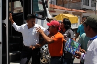 Lunes 7 de agosto del 2017. Chiapa de Corzo. Los manifestantes en contra de la llegada de Peña Nieto Intentan acercarse a las vallas de seguridad que mantiene instaladas elementos de ls corporaciones policiacas de Chiapas. Algunos vehículos donde se trasl