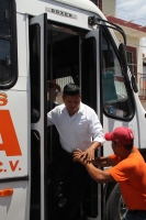 Lunes 7 de agosto del 2017. Chiapa de Corzo. Los manifestantes en contra de la llegada de Peña Nieto Intentan acercarse a las vallas de seguridad que mantiene instaladas elementos de ls corporaciones policiacas de Chiapas. Algunos vehículos donde se trasl