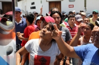 Lunes 7 de agosto del 2017. Chiapa de Corzo. Los manifestantes en contra de la llegada de Peña Nieto Intentan acercarse a las vallas de seguridad que mantiene instaladas elementos de ls corporaciones policiacas de Chiapas. Algunos vehículos donde se trasl