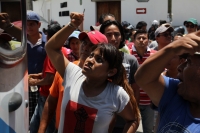 Lunes 7 de agosto del 2017. Chiapa de Corzo. Los manifestantes en contra de la llegada de Peña Nieto Intentan acercarse a las vallas de seguridad que mantiene instaladas elementos de ls corporaciones policiacas de Chiapas. Algunos vehículos donde se trasl