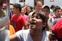 Lunes 7 de agosto del 2017. Chiapa de Corzo. Los manifestantes en contra de la llegada de Peña Nieto Intentan acercarse a las vallas de seguridad que mantiene instaladas elementos de ls corporaciones policiacas de Chiapas. Algunos vehículos donde se trasl