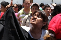 Lunes 7 de agosto del 2017. Chiapa de Corzo. Los manifestantes en contra de la llegada de Peña Nieto Intentan acercarse a las vallas de seguridad que mantiene instaladas elementos de ls corporaciones policiacas de Chiapas. Algunos vehículos donde se trasl