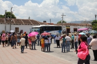 Lunes 7 de agosto del 2017. Chiapa de Corzo. Los manifestantes en contra de la llegada de Peña Nieto Intentan acercarse a las vallas de seguridad que mantiene instaladas elementos de ls corporaciones policiacas de Chiapas. Algunos vehículos donde se trasl