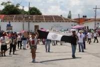 Lunes 7 de agosto del 2017. Chiapa de Corzo. Los manifestantes en contra de la llegada de Peña Nieto Intentan acercarse a las vallas de seguridad que mantiene instaladas elementos de ls corporaciones policiacas de Chiapas. Algunos vehículos donde se trasl