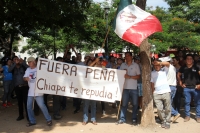 Lunes 7 de agosto del 2017. Chiapa de Corzo. Los manifestantes en contra de la llegada de Peña Nieto Intentan acercarse a las vallas de seguridad que mantiene instaladas elementos de ls corporaciones policiacas de Chiapas. Algunos vehículos donde se trasl