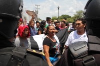 Lunes 7 de agosto del 2017. Chiapa de Corzo. Los manifestantes en contra de la llegada de Peña Nieto Intentan acercarse a las vallas de seguridad que mantiene instaladas elementos de ls corporaciones policiacas de Chiapas. Algunos vehículos donde se trasl