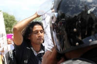 Lunes 7 de agosto del 2017. Chiapa de Corzo. Los manifestantes en contra de la llegada de Peña Nieto Intentan acercarse a las vallas de seguridad que mantiene instaladas elementos de ls corporaciones policiacas de Chiapas. Algunos vehículos donde se trasl