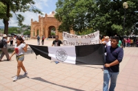 Lunes 7 de agosto del 2017. Chiapa de Corzo. Los manifestantes en contra de la llegada de Peña Nieto Intentan acercarse a las vallas de seguridad que mantiene instaladas elementos de ls corporaciones policiacas de Chiapas. Algunos vehículos donde se trasl