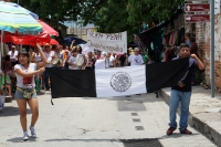 Lunes 7 de agosto del 2017. Chiapa de Corzo. Los manifestantes en contra de la llegada de Peña Nieto Intentan acercarse a las vallas de seguridad que mantiene instaladas elementos de ls corporaciones policiacas de Chiapas. Algunos vehículos donde se trasl