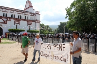Lunes 7 de agosto del 2017. Chiapa de Corzo. Los manifestantes en contra de la llegada de Peña Nieto Intentan acercarse a las vallas de seguridad que mantiene instaladas elementos de ls corporaciones policiacas de Chiapas. Algunos vehículos donde se trasl