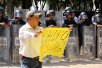 Lunes 7 de agosto del 2017. Chiapa de Corzo. Los manifestantes en contra de la llegada de Peña Nieto Intentan acercarse a las vallas de seguridad que mantiene instaladas elementos de ls corporaciones policiacas de Chiapas. Algunos vehículos donde se trasl