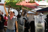 Lunes 7 de agosto del 2017. Chiapa de Corzo. Los manifestantes en contra de la llegada de Peña Nieto Intentan acercarse a las vallas de seguridad que mantiene instaladas elementos de ls corporaciones policiacas de Chiapas. Algunos vehículos donde se trasl