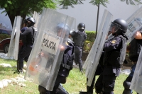Lunes 7 de agosto del 2017. Chiapa de Corzo. Los manifestantes en contra de la llegada de Peña Nieto Intentan acercarse a las vallas de seguridad que mantiene instaladas elementos de ls corporaciones policiacas de Chiapas. Algunos vehículos donde se trasl
