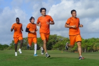 Lunes 17 de junio del 2013. Cancun. Mario Ortiz y David Salazar durante el inicio de las actividades de acondicionamiento físico del equipo Chiapas CF en la playa y en las instalaciones del Campo del Golf.