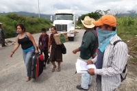 Viernes 31 de agosto del 2012.Ixtapa, Chiapas. Indígenas de la comunidad Chigtón mantienen bloqueada la carretera que conduce la ciudad de Tuxtla Gutiérrez hacia Villahermosa en el tramo carretero entre las ciudad de Ixtapa y Bochil. Exigen la liberación 