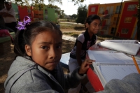 Martes 9 de diciembre del 2014. Tuxtla Gutiérrez. Los niños desplazados de la comunidad de Chigtón se reúnen en un jardín de un centro habitacional en Chiapa de Corzo donde reciben clases en un grupo escolar al aire libre mientras que los adultos expresan