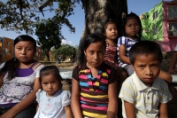 Martes 9 de diciembre del 2014. Tuxtla Gutiérrez. Los niños desplazados de la comunidad de Chigtón se reúnen en un jardín de un centro habitacional en Chiapa de Corzo donde reciben clases en un grupo escolar al aire libre mientras que los adultos expresan