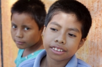 Martes 9 de diciembre del 2014. Tuxtla Gutiérrez. Los niños desplazados de la comunidad de Chigtón se reúnen en un jardín de un centro habitacional en Chiapa de Corzo donde reciben clases en un grupo escolar al aire libre mientras que los adultos expresan