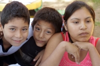 Martes 9 de diciembre del 2014. Tuxtla Gutiérrez. Los niños desplazados de la comunidad de Chigtón se reúnen en un jardín de un centro habitacional en Chiapa de Corzo donde reciben clases en un grupo escolar al aire libre mientras que los adultos expresan