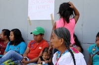 Viernes 31 de agosto del 2018. Tuxtla Gutiérrez, Durante la manifestación de los desplazados del municipio de Ixtapa, los niños de Chijton intentan sonreí­r a los fotógrafos y curiosos en la entrada de la administración estatal de Chiapas
