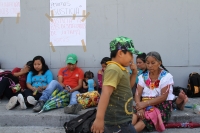 Viernes 31 de agosto del 2018. Tuxtla Gutiérrez, Durante la manifestación de los desplazados del municipio de Ixtapa, los niños de Chijton intentan sonreí­r a los fotógrafos y curiosos en la entrada de la administración estatal de Chiapas
