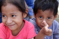 Viernes 31 de agosto del 2018. Tuxtla Gutiérrez, Durante la manifestación de los desplazados del municipio de Ixtapa, los niños de Chijton intentan sonreí­r a los fotógrafos y curiosos en la entrada de la administración estatal de Chiapas