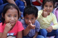 Viernes 31 de agosto del 2018. Tuxtla Gutiérrez, Durante la manifestación de los desplazados del municipio de Ixtapa, los niños de Chijton intentan sonreí­r a los fotógrafos y curiosos en la entrada de la administración estatal de Chiapas