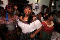 Sábado 14 de enero del 2017. Chiapa de Corzo. Las Chuntá son personajes vestidos a la usanza de las mujeres indígenas de la de presión central de Chiapas quienes recorren las calles de esta colonial ciudad de la ribera del rio Grijalva gritando vivas y ba