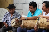 Domingo 29 de julio del 2018. Tuxtla Gutiérrez. Los chocolatillos son adornos de listones elaborados con dedicación por los maestros tradicionales para usarse en los penachos y tocados de los danzantes zoques en honor a San Roque del mes de agosto. El t