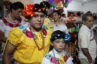 Jueves 8 de enero del 2014. Chiapa de Corzo. Las Chuntaes. Los danzantes vestidos a la usanza de las mujeres de la depresión central de Chiapas bailan y gritan en las calles de esta comunidad ribereña haciendo el llamado a la fiesta, algarabÃa y arrechura Jueves 8 de enero del 2014. Chiapa de Corzo. Las Chuntaes. Los danzantes vestidos a la usanza de las mujeres de la depresión central de Chiapas bailan y gritan en las calles de esta comunidad ribereña haciendo el llamado a la fiesta, algarabÃa y arrechura