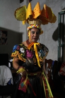 Domingo 8 de enero del 2017. Chiapa de Corzo. Las Chuntá gritan y bailan al entrar la noche en las calles de esta comunidad de la ribera del Grijalva anunciando el inicio de la Fiesta Grande Chiapas.